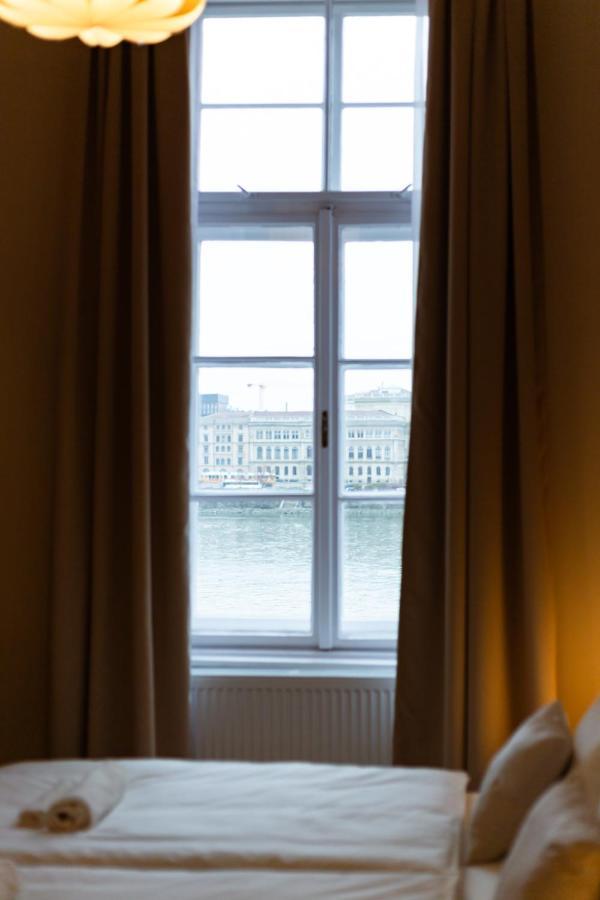 Danube Waterfront View At Chain Bridge Budapesta Exterior foto